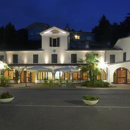 Hotel Ristorante La Grotta Кастильоне-делле-Стивьере Экстерьер фото