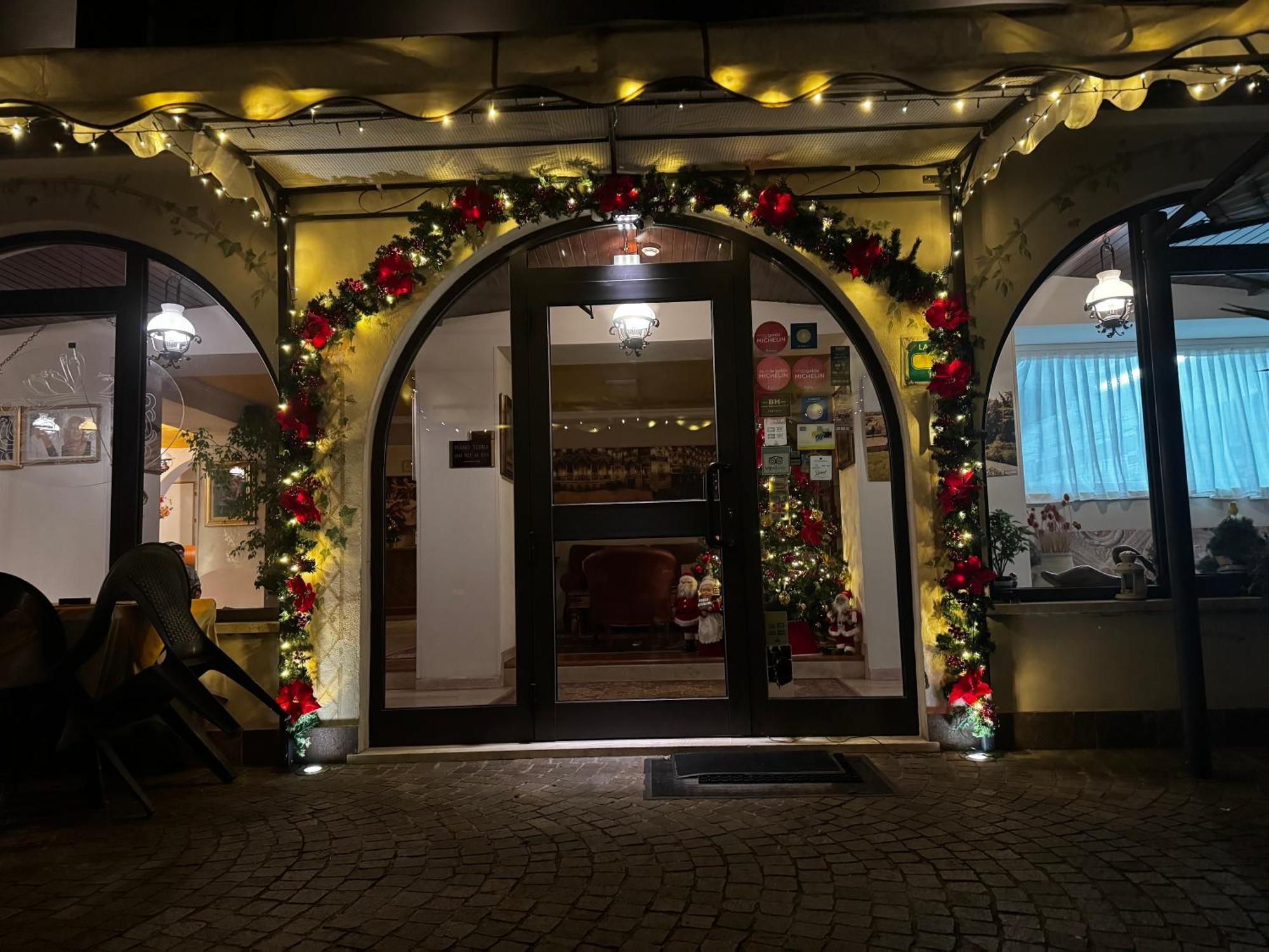 Hotel Ristorante La Grotta Кастильоне-делле-Стивьере Экстерьер фото