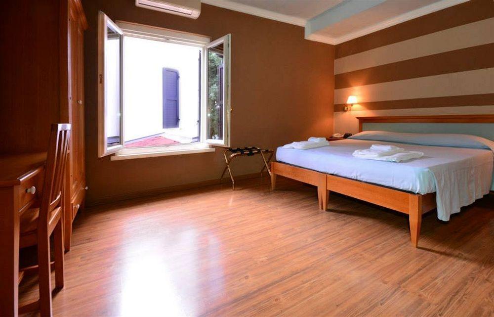 Hotel Ristorante La Grotta Кастильоне-делле-Стивьере Экстерьер фото