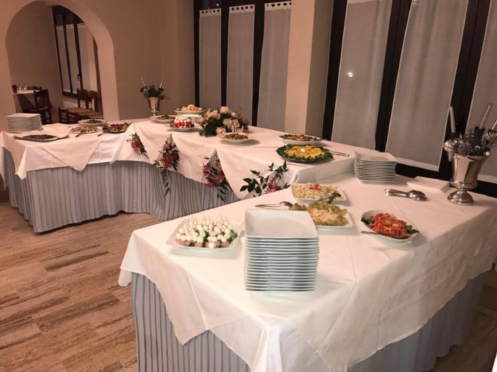 Hotel Ristorante La Grotta Кастильоне-делле-Стивьере Экстерьер фото