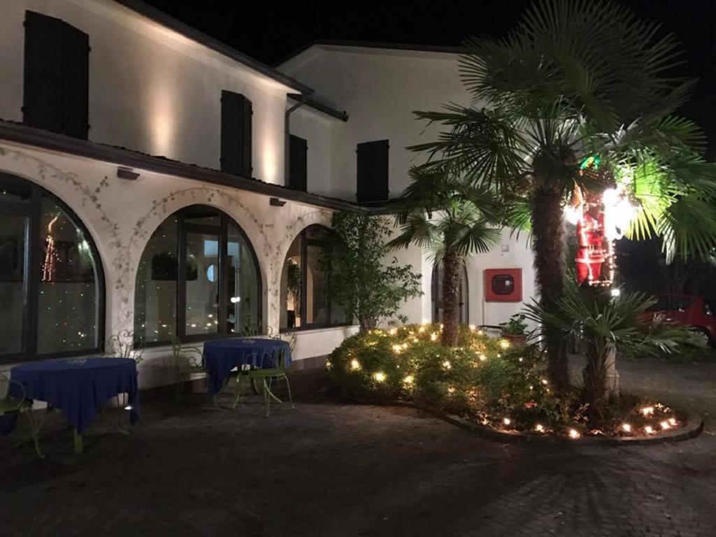 Hotel Ristorante La Grotta Кастильоне-делле-Стивьере Экстерьер фото