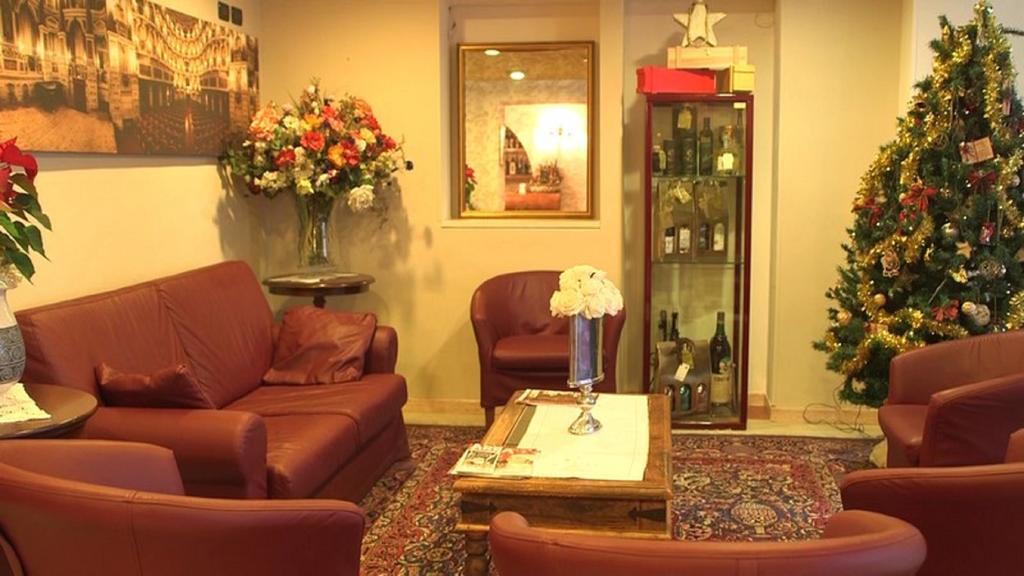 Hotel Ristorante La Grotta Кастильоне-делле-Стивьере Экстерьер фото