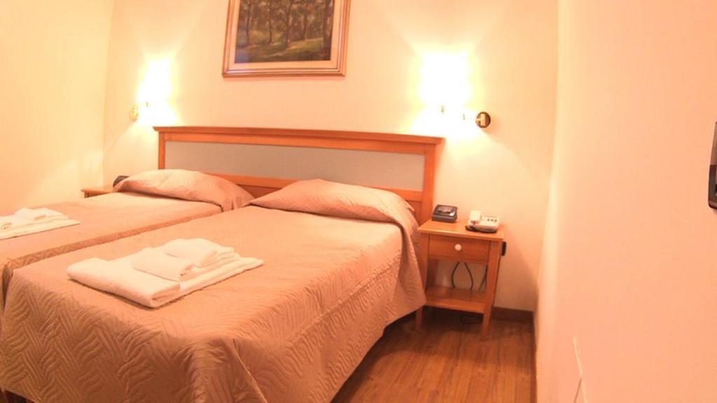 Hotel Ristorante La Grotta Кастильоне-делле-Стивьере Экстерьер фото