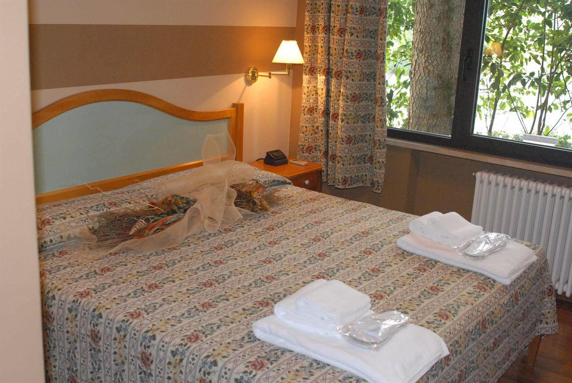 Hotel Ristorante La Grotta Кастильоне-делле-Стивьере Экстерьер фото