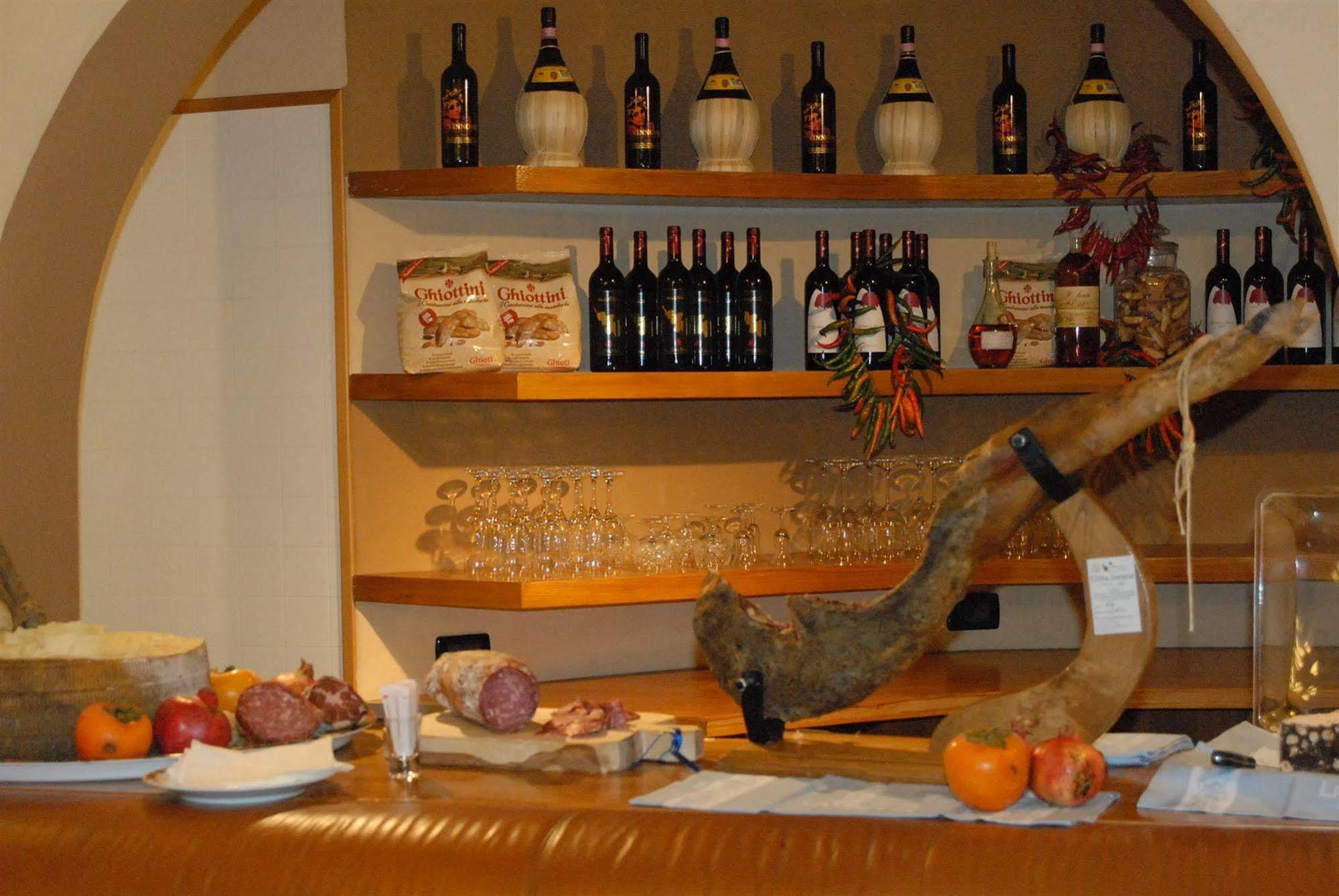 Hotel Ristorante La Grotta Кастильоне-делле-Стивьере Экстерьер фото